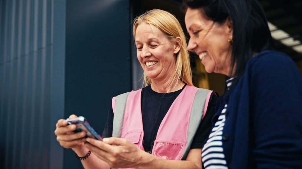 Kelly confirming pickup details with a customer